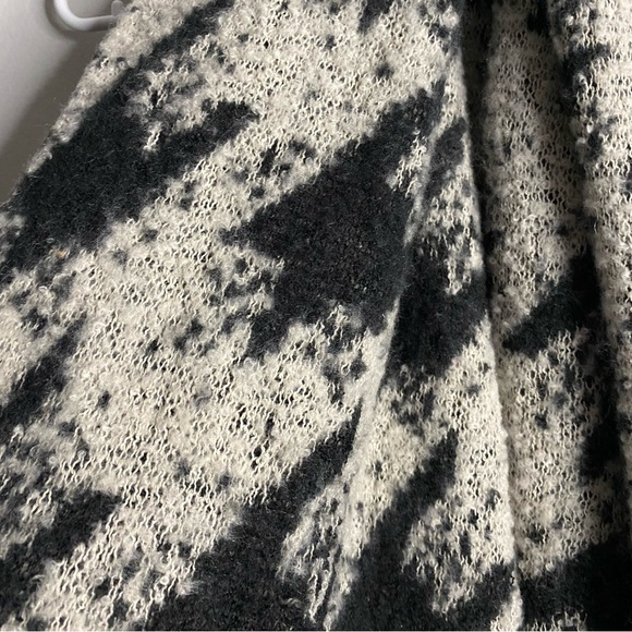 Modena Soft Chunky Knit Black and White Patterned Scarf - Picture 5 of 6